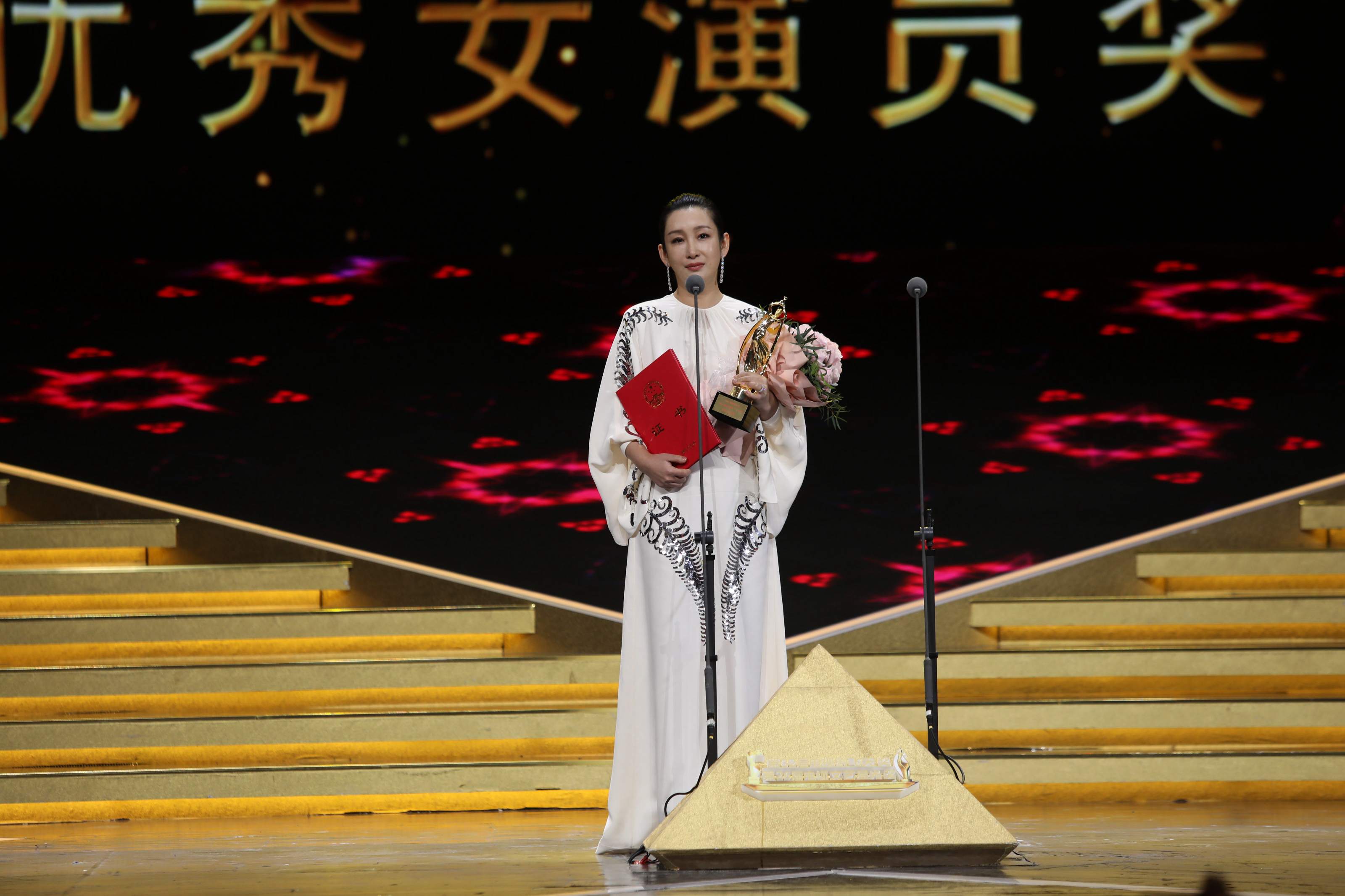 第32届电视剧“飞天奖”揭晓何冰秦海璐分获优秀男女演员奖