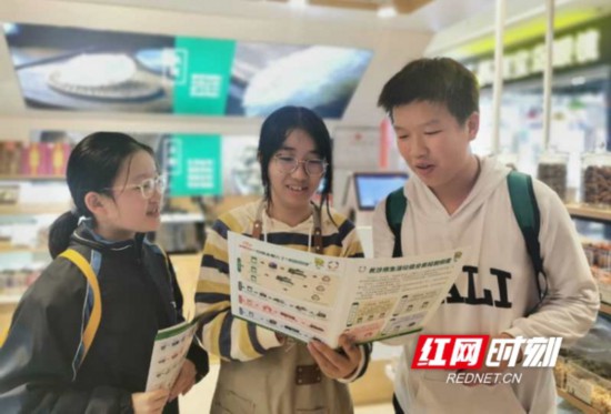 长沙学子“拾圾而尚”志愿服务献爱星城