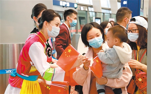 假期出行秩序井然 “高铁游”成热门选择