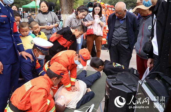森林消防指战员在景区内向游客讲解急救知识。(裴海博 摄)