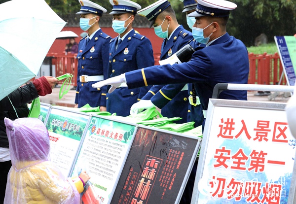 森林消防指战员在景区内宣传防火知识。(裴海博 摄)