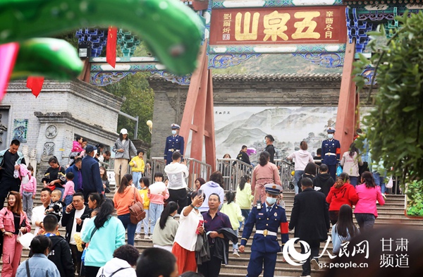 位于甘肃省兰州市的五泉山景区内,森林消防指战员正在执勤。(裴海博 摄)