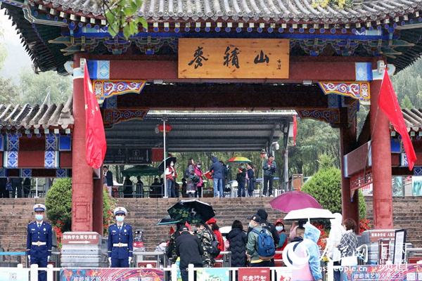 位于甘肃省天水市的麦积山景区内,森林消防指战员正在执勤。(裴海博 摄)