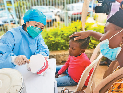 白衣执甲，用奉献诠释大爱