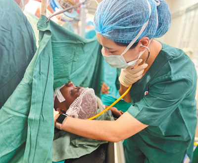 白衣执甲，用奉献诠释大爱