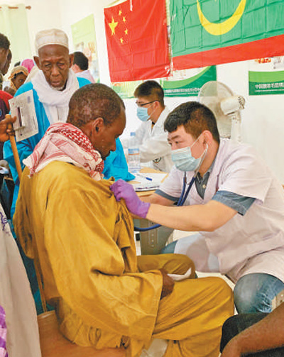 白衣执甲，用奉献诠释大爱