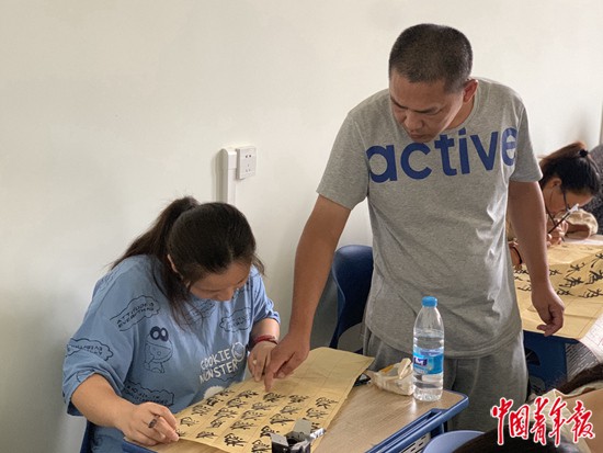 三轮车夫被破格录取博士前后