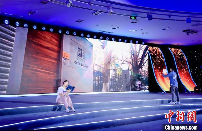 时隔三十五年:文学之都南京的“青春”回来了