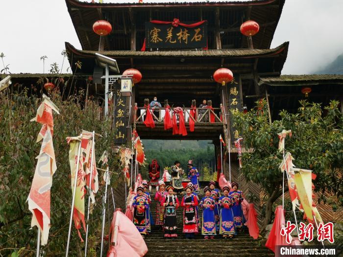 石椅羌寨门前石阶上，村民热情迎客。　单鹏摄