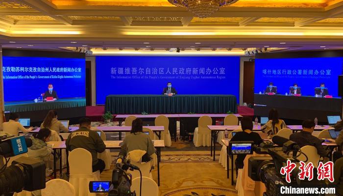 11月5日晚间，新疆维吾尔自治区人民政府新闻办公室召开第九场新闻发布会，通报新疆疏附县、阿克陶县最新新冠肺炎疫情和疫情防控工作情况。　赵雅敏 摄
