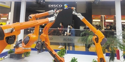 进博会上的机器人：可焊接所有金属材料且薄厚通吃