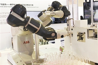 进博会上的机器人：可焊接所有金属材料且薄厚通吃