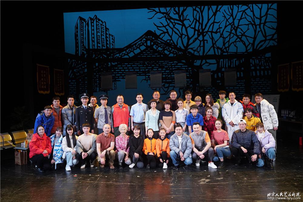 北京人艺《社区居委会》首演倒计时 社区先进工作者进剧场专业把关