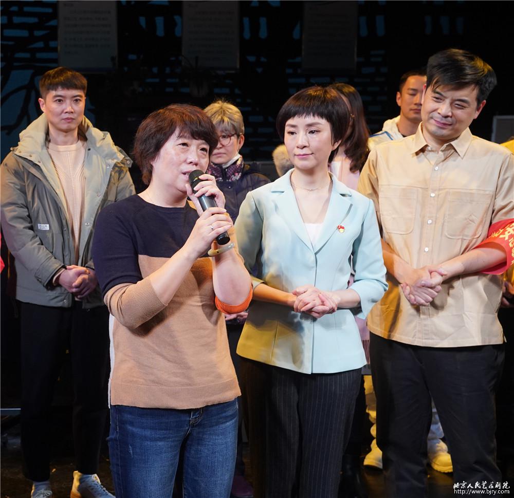 北京人艺《社区居委会》首演倒计时 社区先进工作者进剧场专业把关