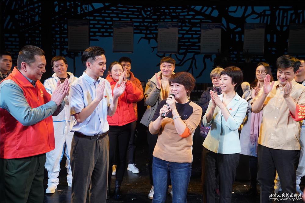 北京人艺《社区居委会》首演倒计时 社区先进工作者进剧场专业把关