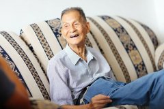 把一切全给了学生百岁先生杨恩泽的“不言之教”