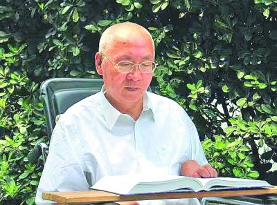 “那个坐着轮椅在校园穿行的身影，再也看不到了