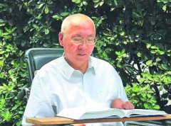 “那个坐着轮椅在校园穿行的身影，再也看不到了