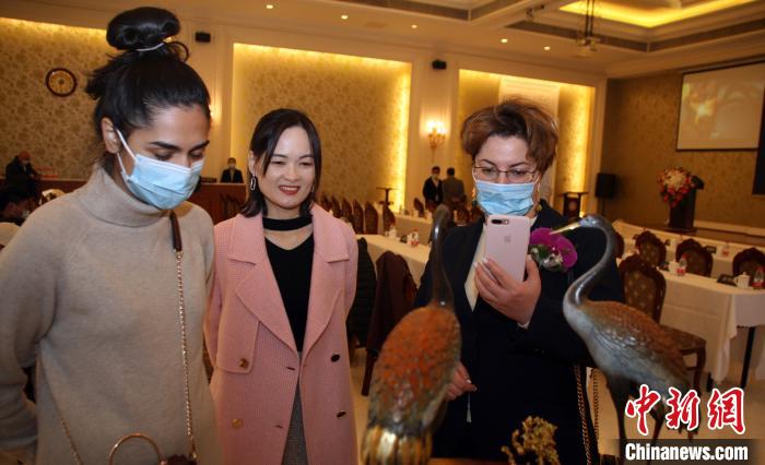 “铜道·钟仁”国际艺术展启幕 非遗大师跨界推新作《五牛中国尊》