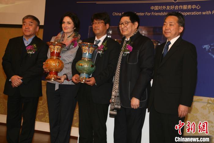 “铜道·钟仁”国际艺术展启幕 非遗大师跨界推新作《五牛中国尊》