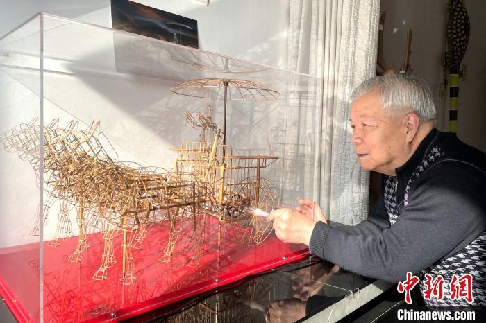 西安八旬老人用900多根竹条让“兵马俑战车”动起来