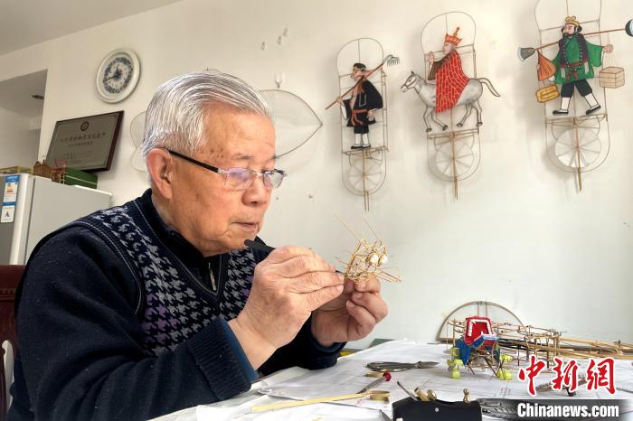 西安八旬老人用900多根竹条让“兵马俑战车”动起来