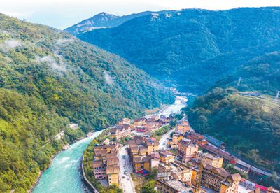 国际人士在田间地头感受中国减贫实践