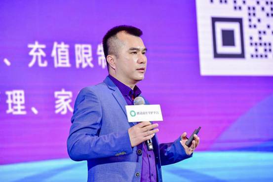 手里拿着男人的照片上写着字