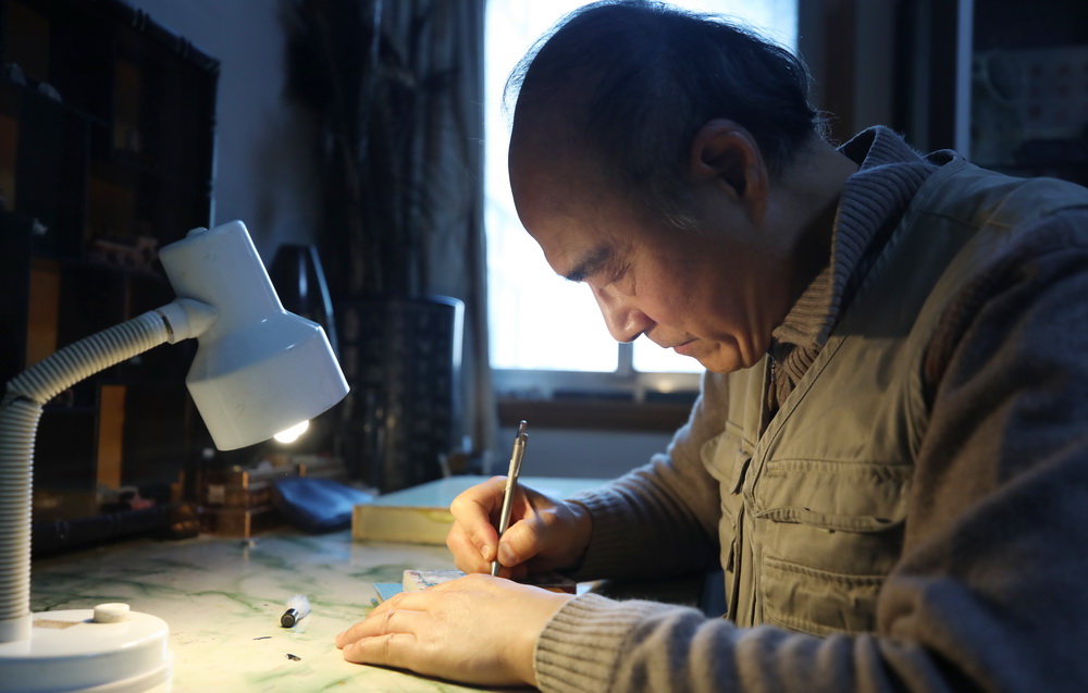 非遗微雕展绝技 一毫一厘“微”视界