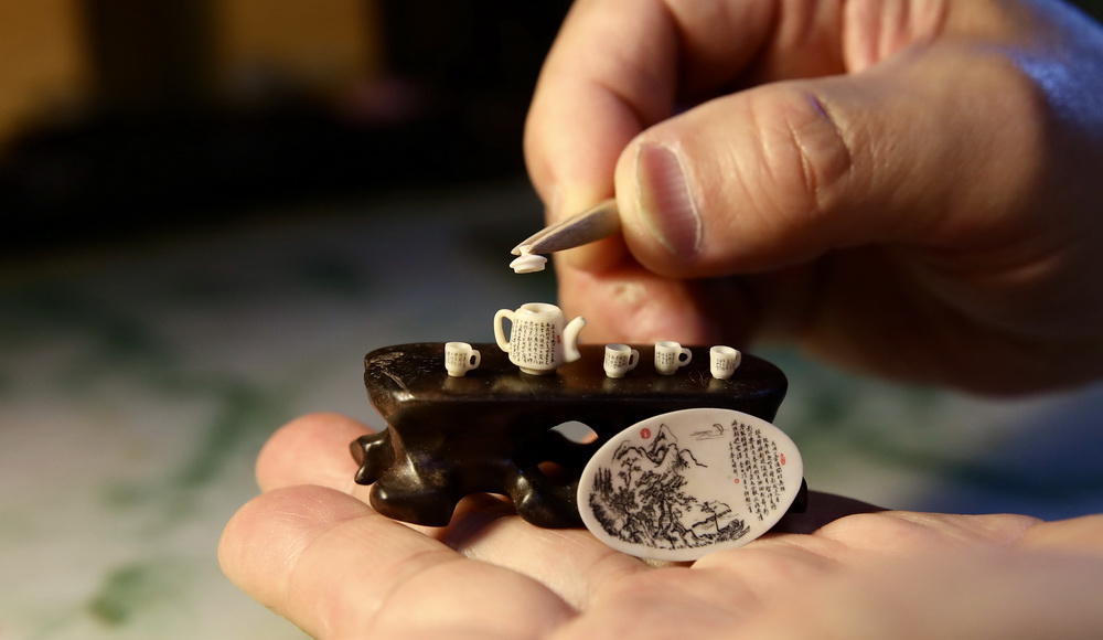 非遗微雕展绝技 一毫一厘“微”视界