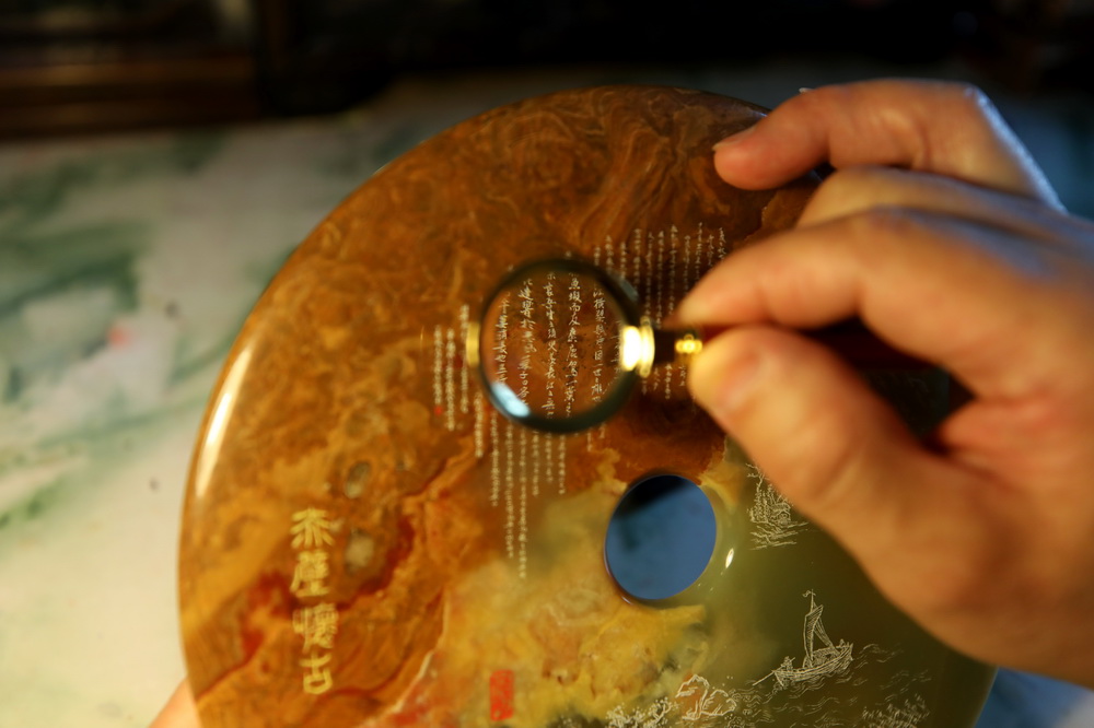 非遗微雕展绝技 一毫一厘“微”视界