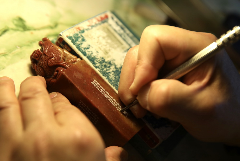 非遗微雕展绝技 一毫一厘“微”视界