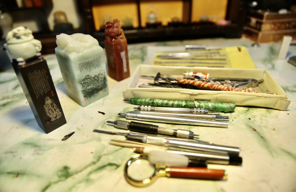 非遗微雕展绝技 一毫一厘“微”视界