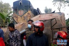 孟加拉国火车与客车相撞导致12人死亡