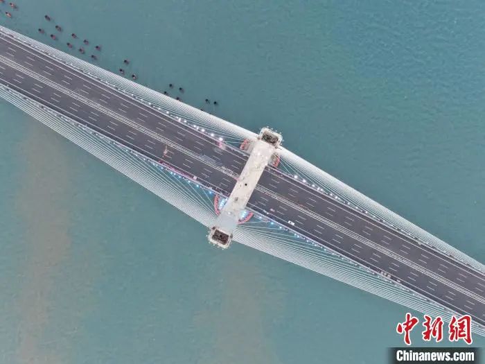 建桥禁区中的中国奇迹！世界最长公铁跨海大桥建成通车