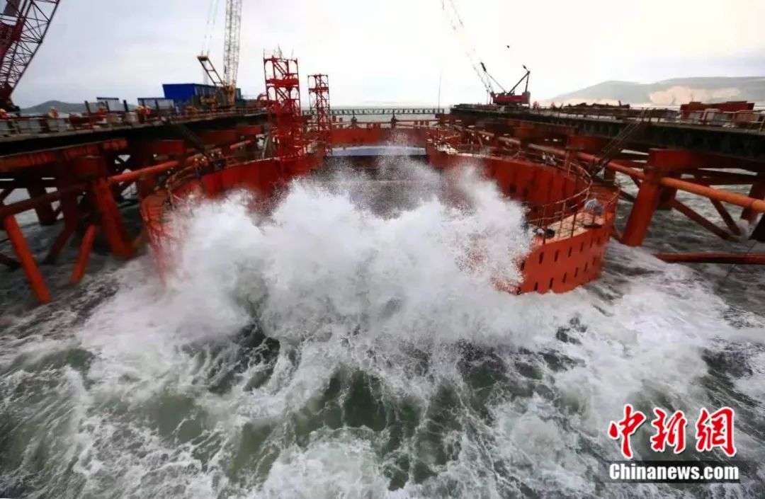 建桥禁区中的中国奇迹！世界最长公铁跨海大桥建成通车