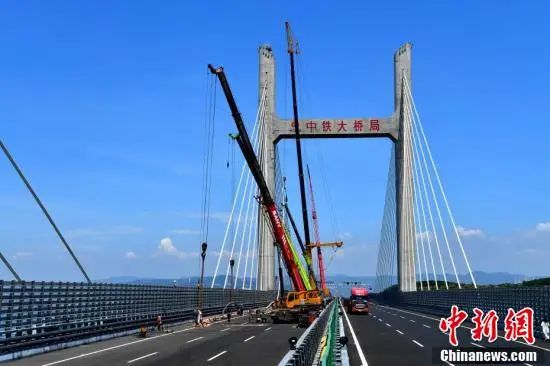 建桥禁区中的中国奇迹！世界最长公铁跨海大桥建成通车