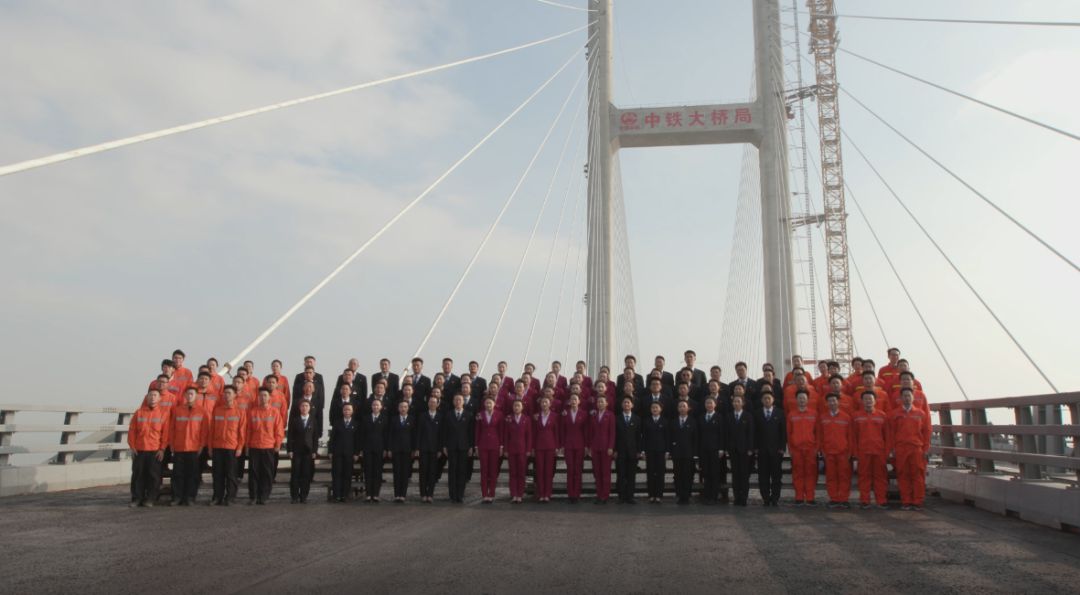 建桥禁区中的中国奇迹！世界最长公铁跨海大桥建成通车