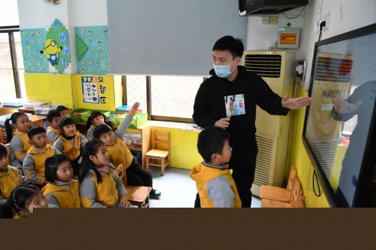 男幼师孙浩：为“小神兽”们穿上“盔甲”