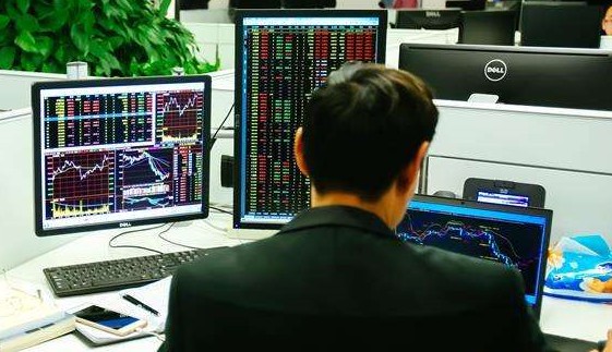 爆款基金上演“接力赛” 增量资金有序建仓