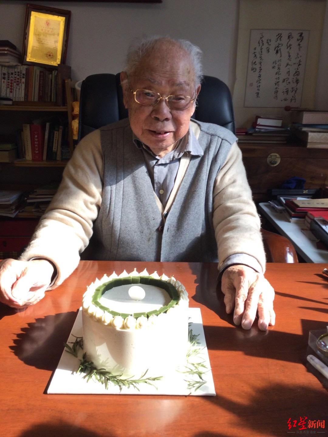 马识途庆祝106岁生日，四川作协主席：谈封笔时他仍聊起构思