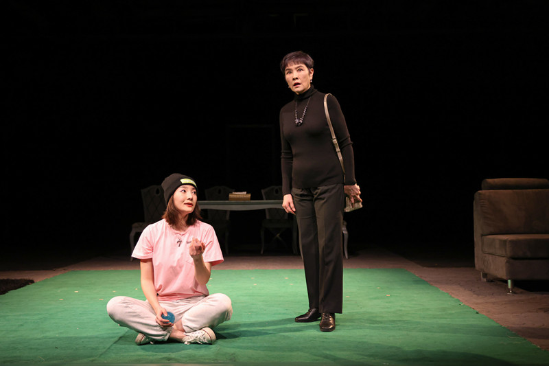 北京人艺小剧场话剧《关系》一票难求 一男三女复杂情感引探讨