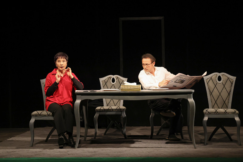 北京人艺小剧场话剧《关系》一票难求 一男三女复杂情感引探讨