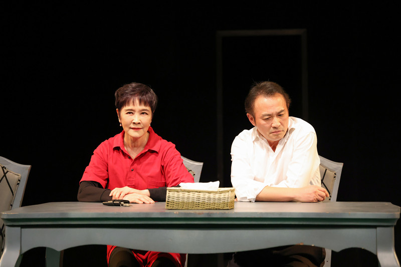 北京人艺小剧场话剧《关系》一票难求 一男三女复杂情感引探讨