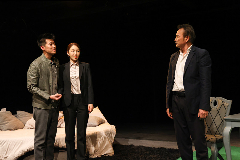 北京人艺小剧场话剧《关系》一票难求 一男三女复杂情感引探讨