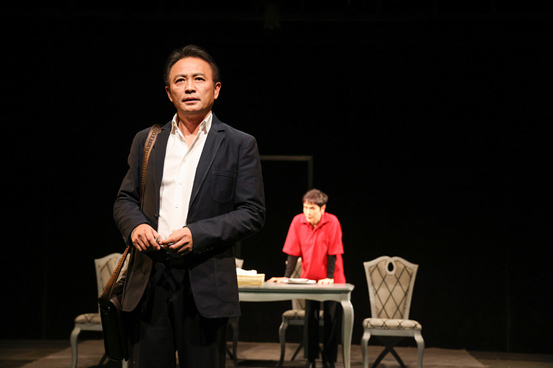 北京人艺小剧场话剧《关系》一票难求 一男三女复杂情感引探讨