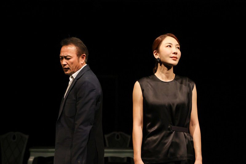 北京人艺小剧场话剧《关系》一票难求 一男三女复杂情感引探讨