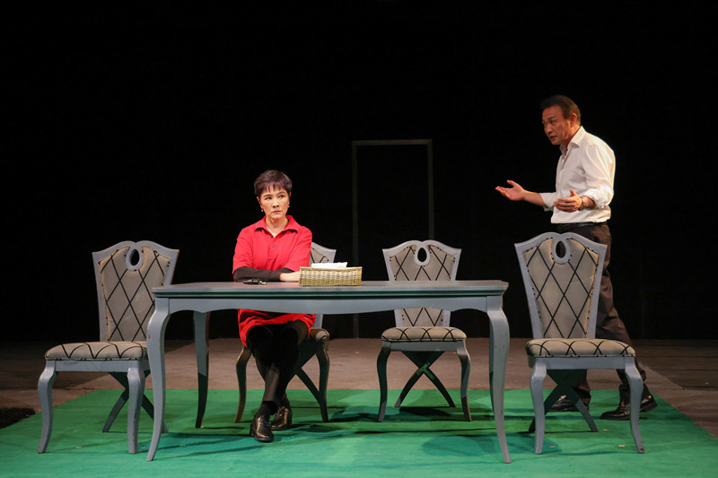 北京人艺小剧场话剧《关系》一票难求 一男三女复杂情感引探讨