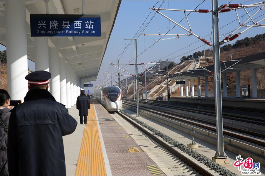 京沈高铁今日全线通车 河北兴隆迈入高铁时代