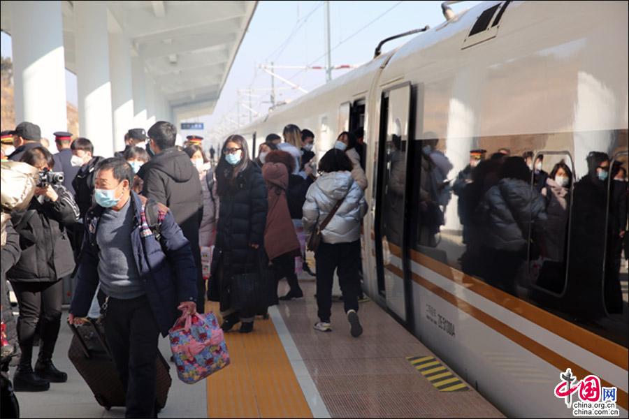 京沈高铁今日全线通车 河北兴隆迈入高铁时代